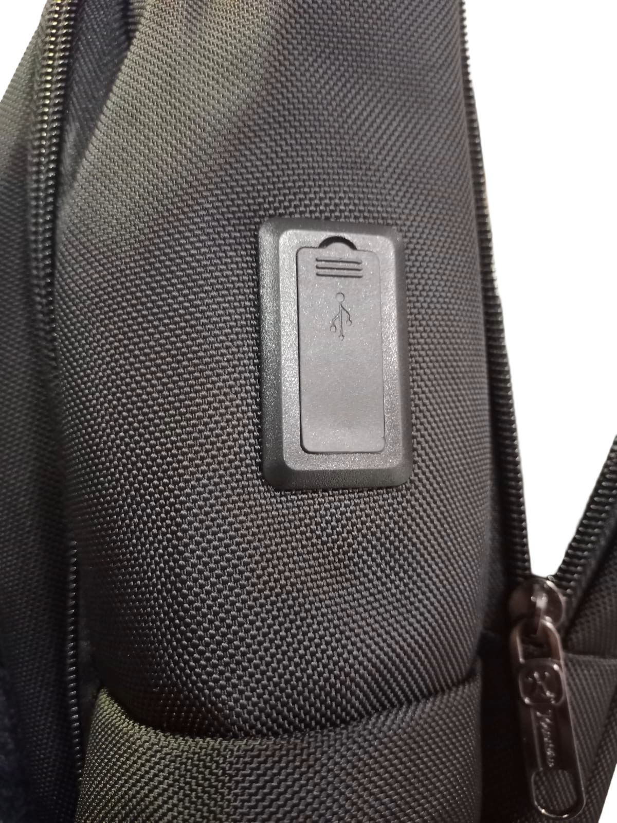 Mochila Ejecutiva Negra Kmontero – Estilo y Funcionalidad